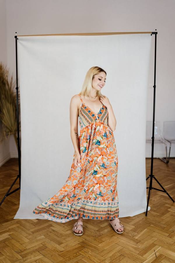 Długa kobieca sukienka pomarańczowa we wzór